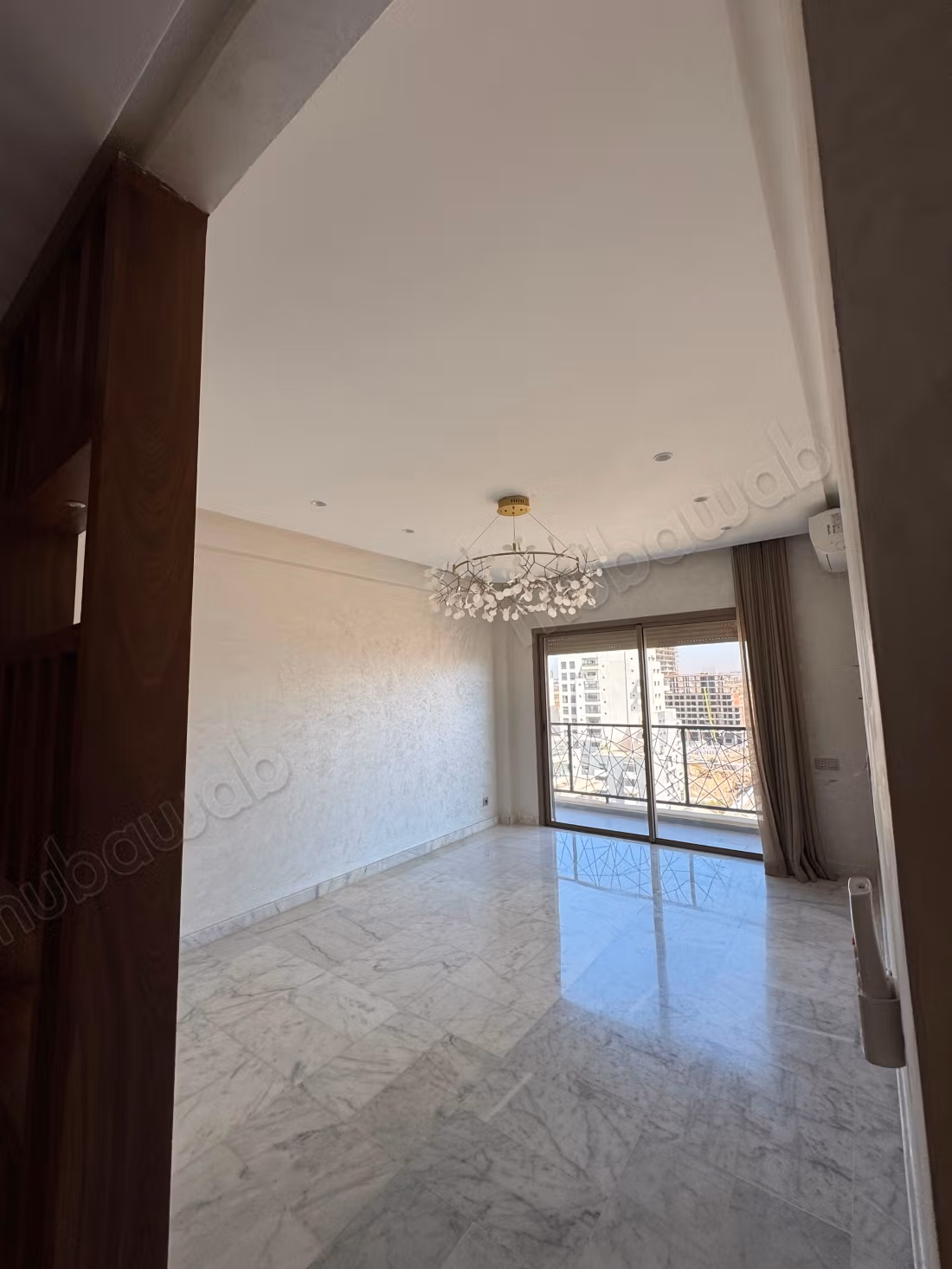 Appartement à louer en Centre Ville. 
Surface de 95 m². 
Ascenseur et terrasse