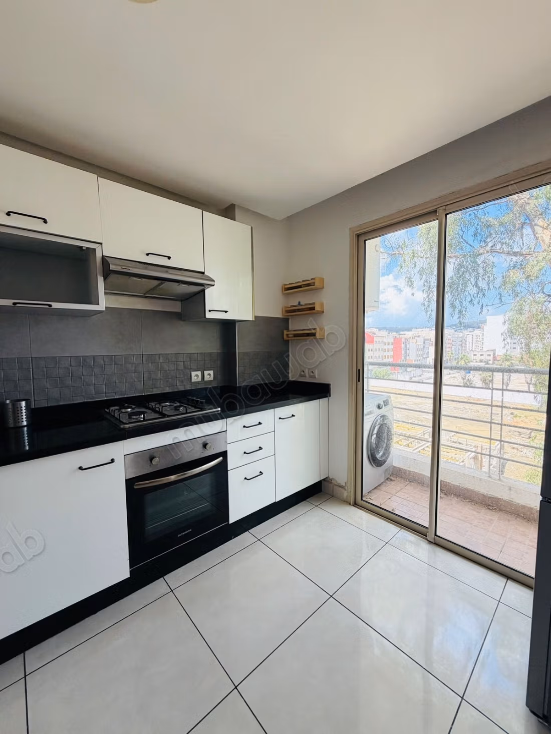 Appartement vide avec balcon a loué mesnana Tanger