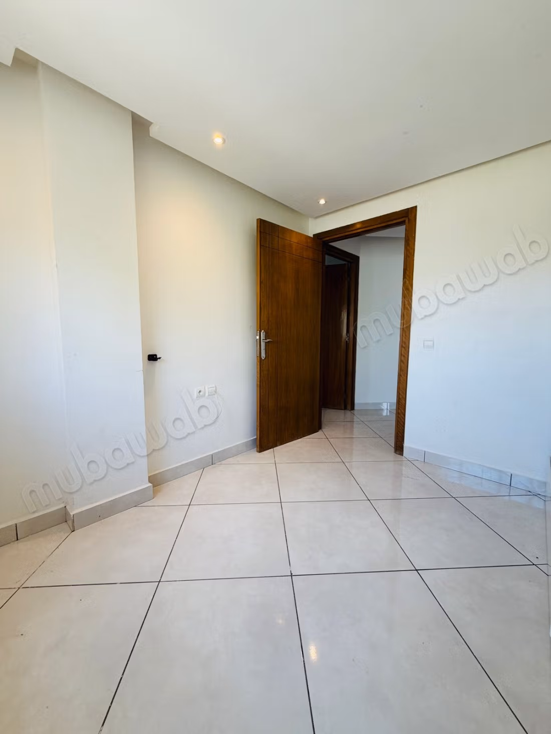 Appartement vide avec balcon a loué 
mesnana 
Tanger
