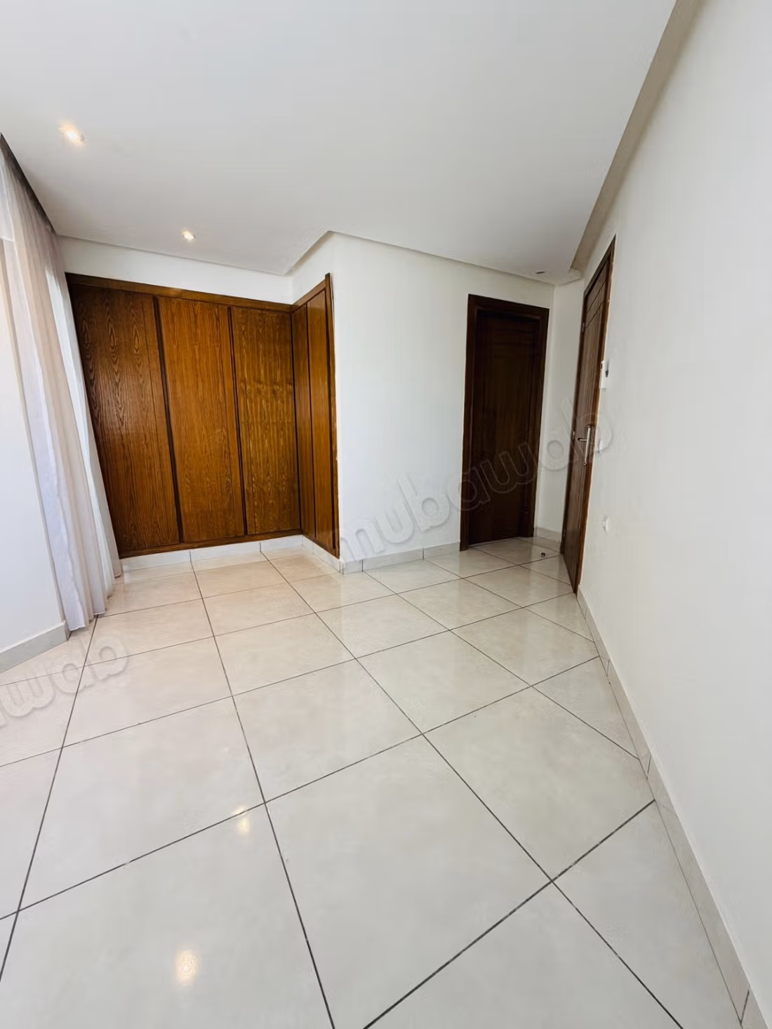 Appartement vide avec balcon a loué 
mesnana 
Tanger
