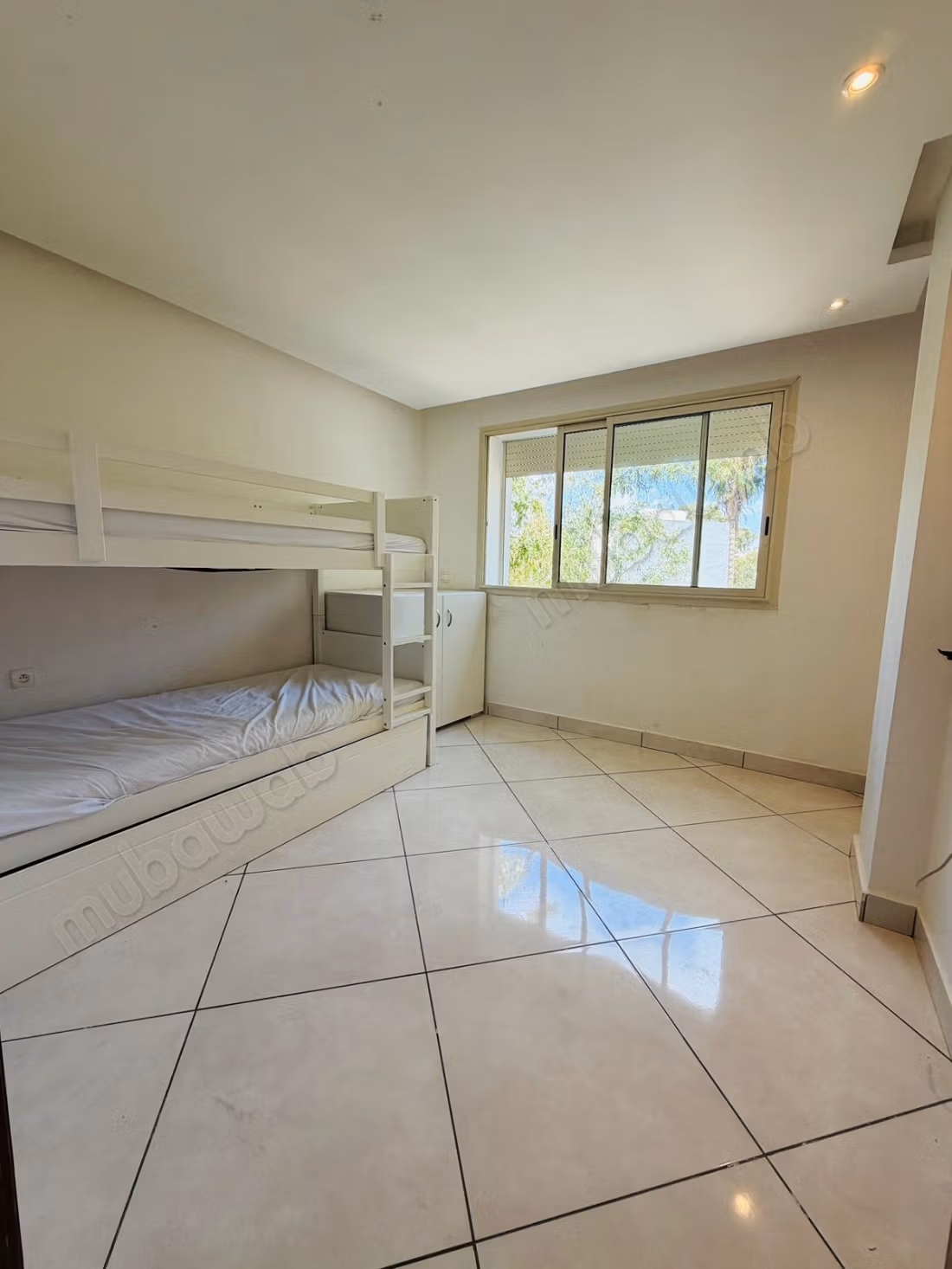 Appartement vide avec balcon a loué 
mesnana 
Tanger