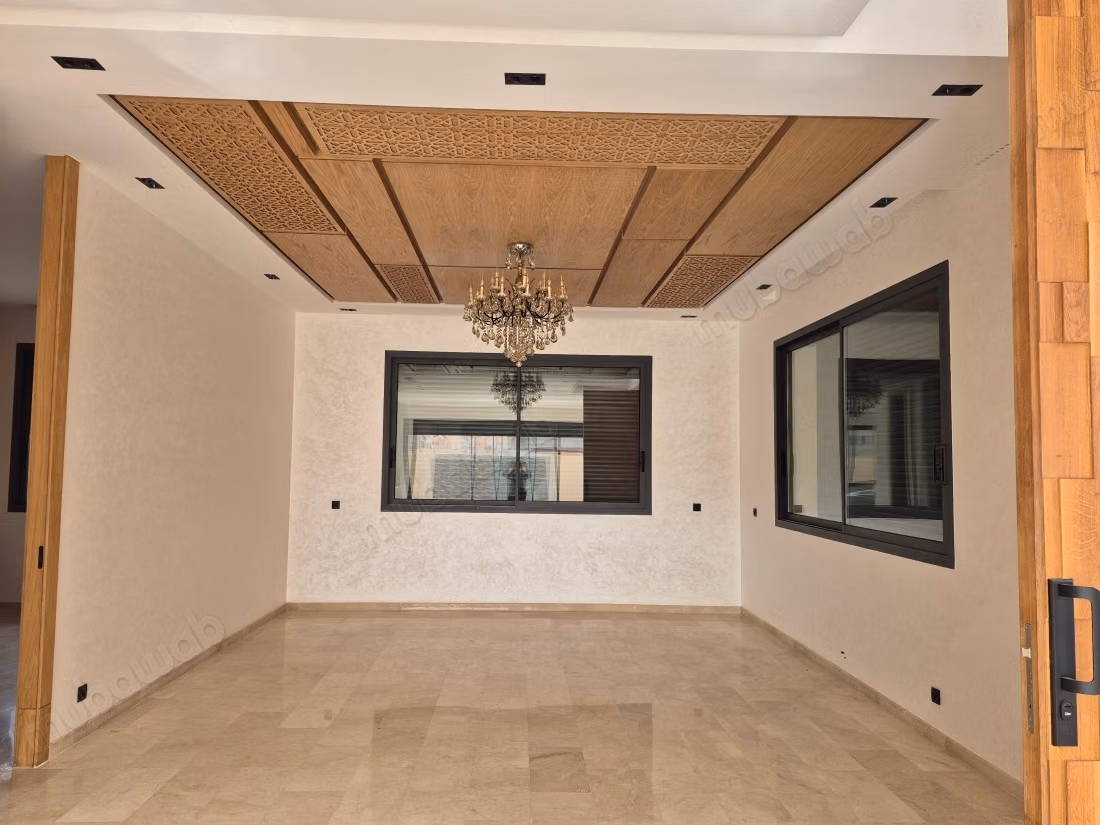 VILLA de LUJO en venta en TARGA. 5 habitaciones. 384 m² con piscina