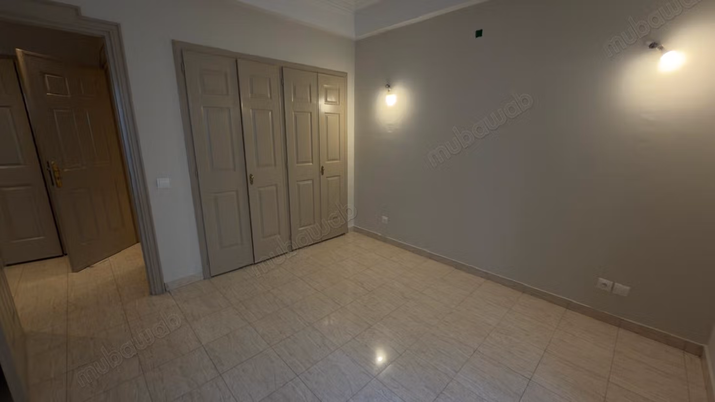 Bel appartement à vendre à Racine. 
3 grandes pièces. 
Porte blindée et résidence sécurisée