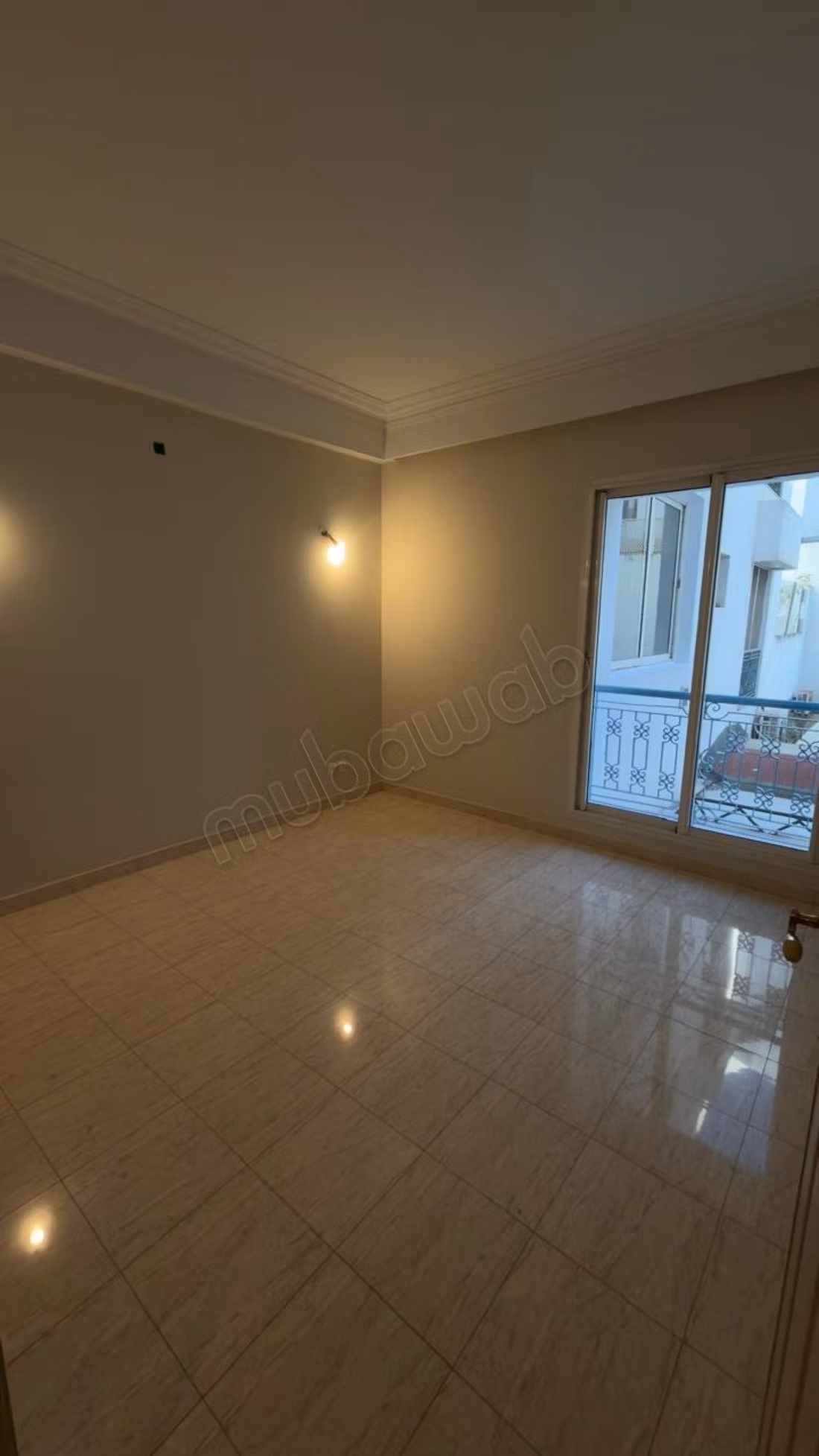 Bel appartement à vendre à Racine. 
3 grandes pièces. 
Porte blindée et résidence sécurisée