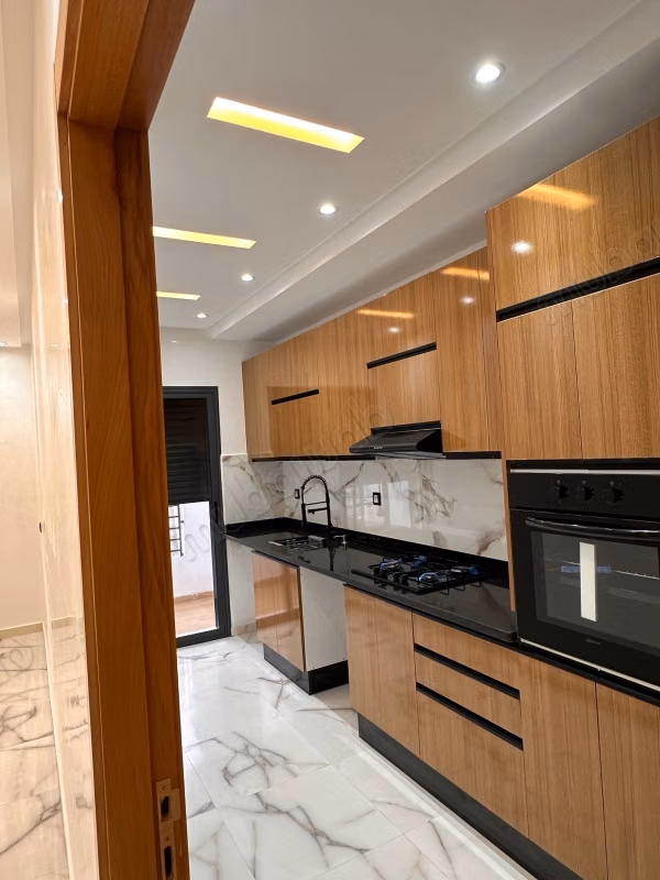 Bel appartement à vendre à Plage Oued Cherrat. Surface de 74 m². Vue mer imprenable, porte blindée