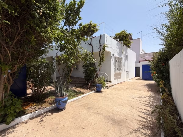 Magnifique villa à louer à Oasis. 
2 belles chambres. 
Jardin