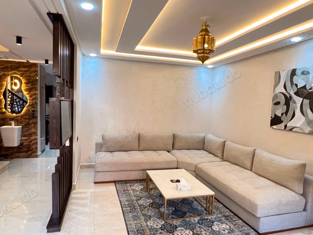 Villa de standing à louer pour vos vacances à Hay Yasmina.
Surface de 100 m².
Terrasse et jardin