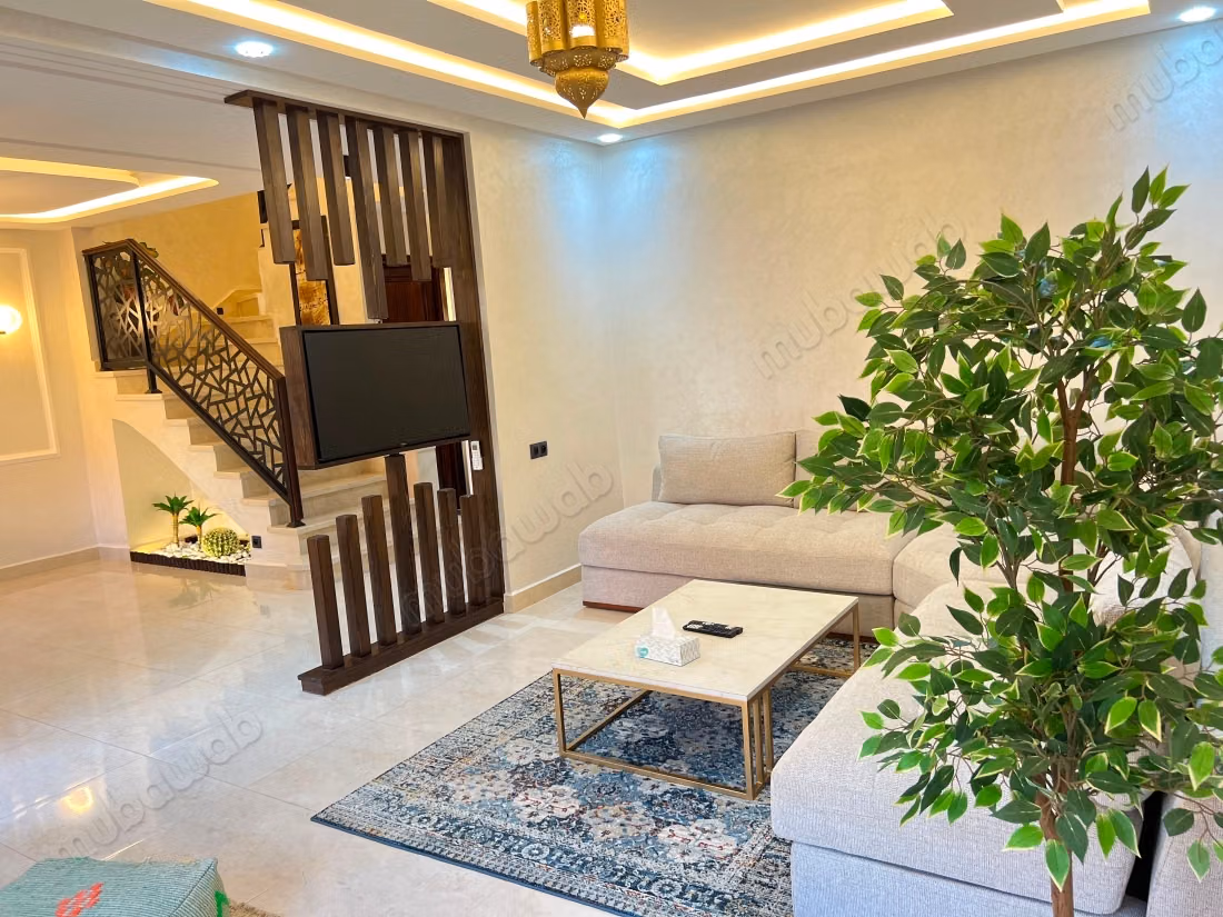Villa de standing à louer pour vos vacances à Hay Yasmina.
Surface de 100 m².
Terrasse et jardin