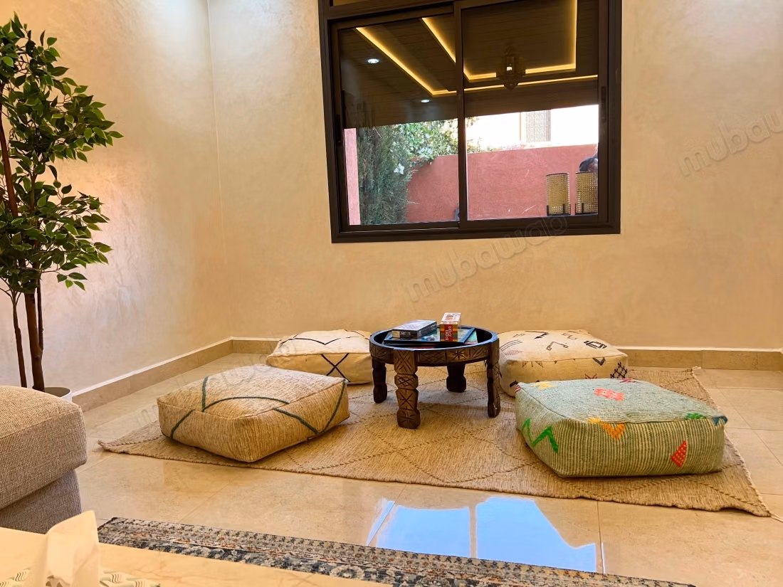 Villa de standing à louer pour vos vacances à Hay Yasmina.
Surface de 100 m².
Terrasse et jardin