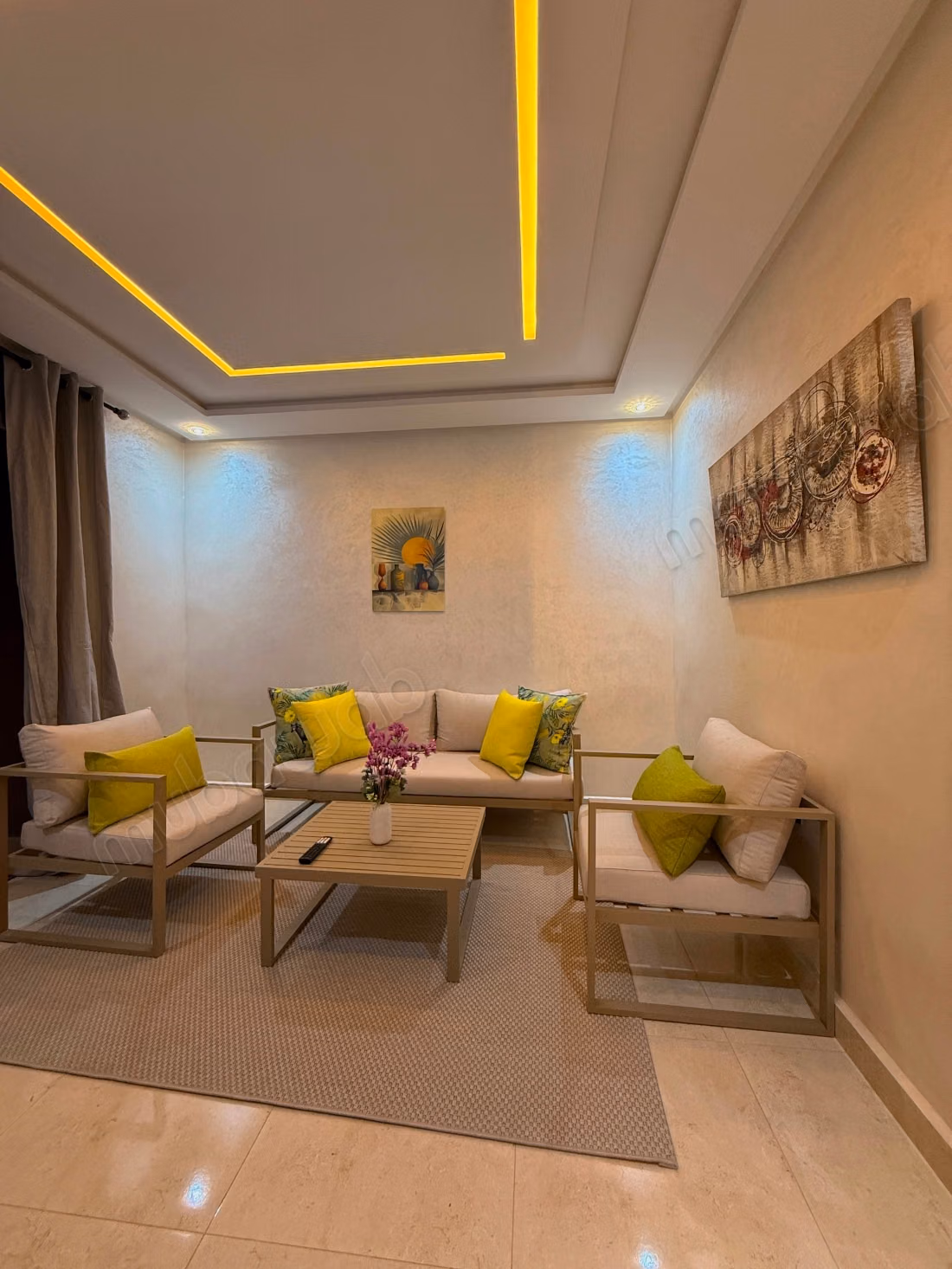 Villa de standing à louer pour vos vacances à Hay Yasmina.
Surface de 100 m².
Terrasse et jardin