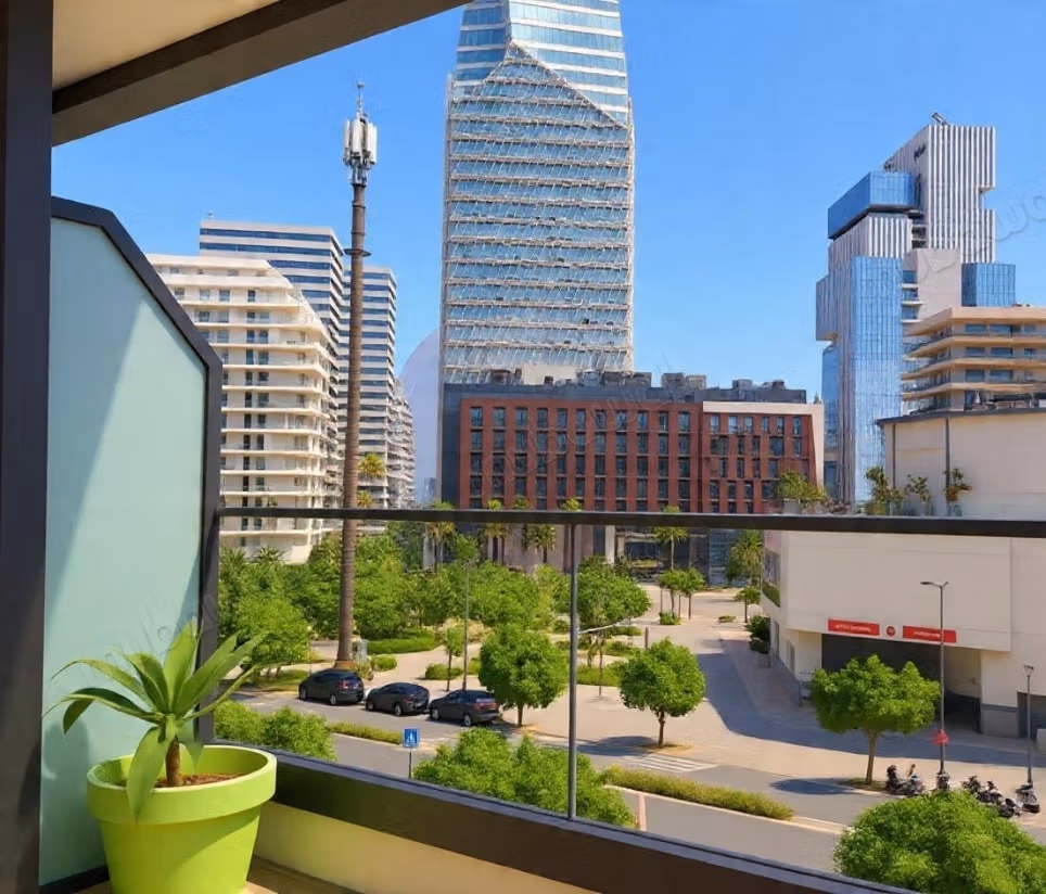Louez cet appartement dans la ville financière de Casablanca. 5 grands espaces de vie. Unité de stockage