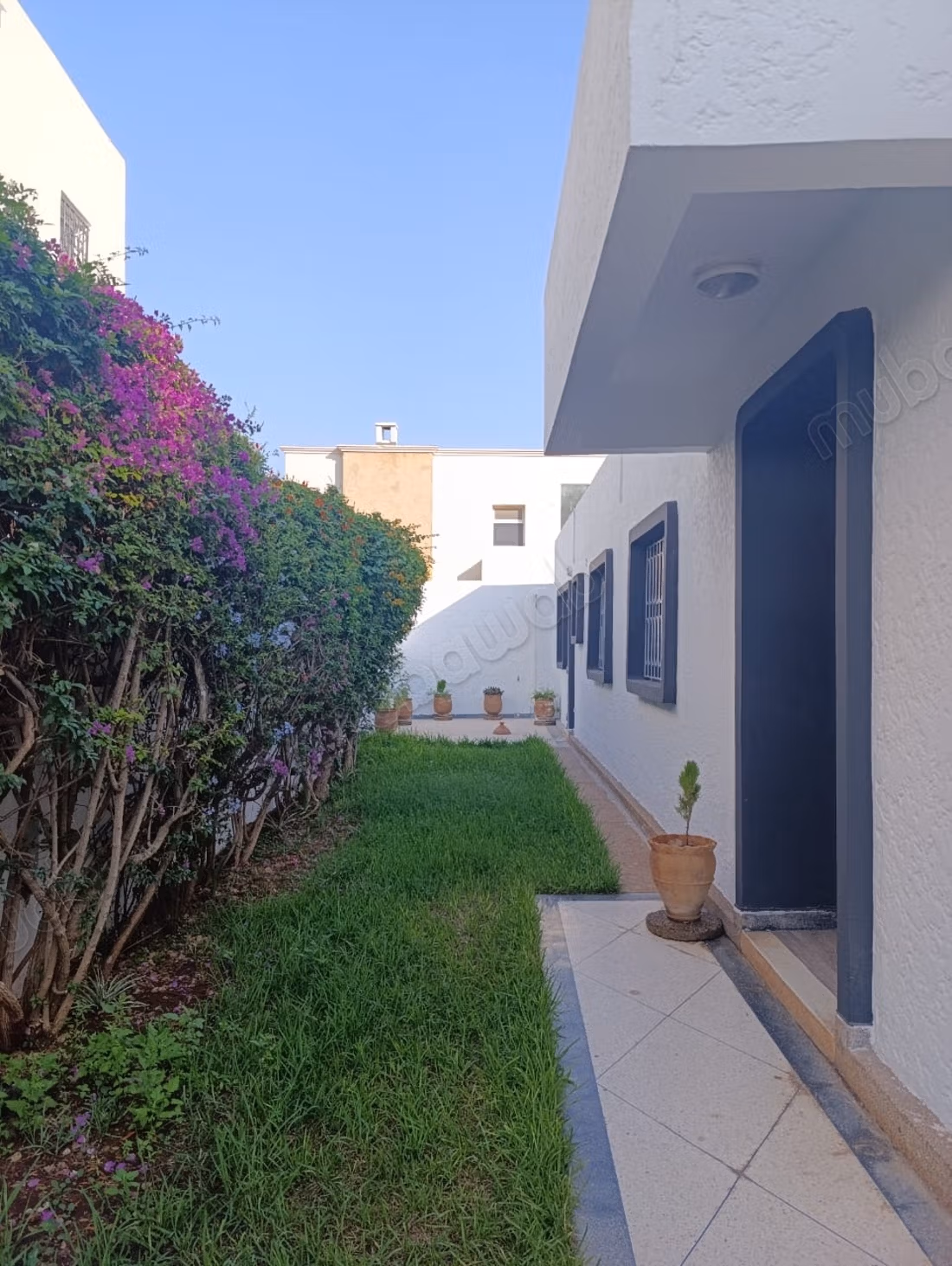 Villa de luxe à louer à Oasis.
Surface de 200 m².
Jardin et terrasse