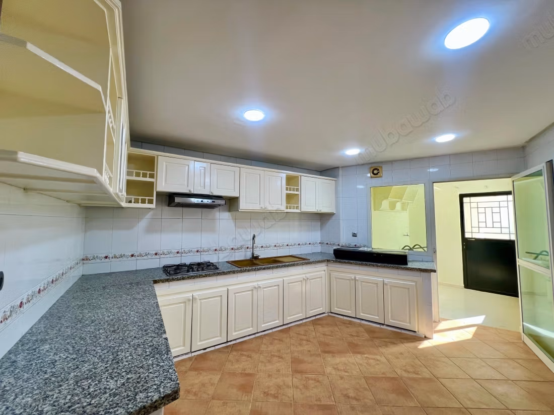 Appartement en location à Maârif Extension. 
Superficie 156 m². 
Cheminée et concierge