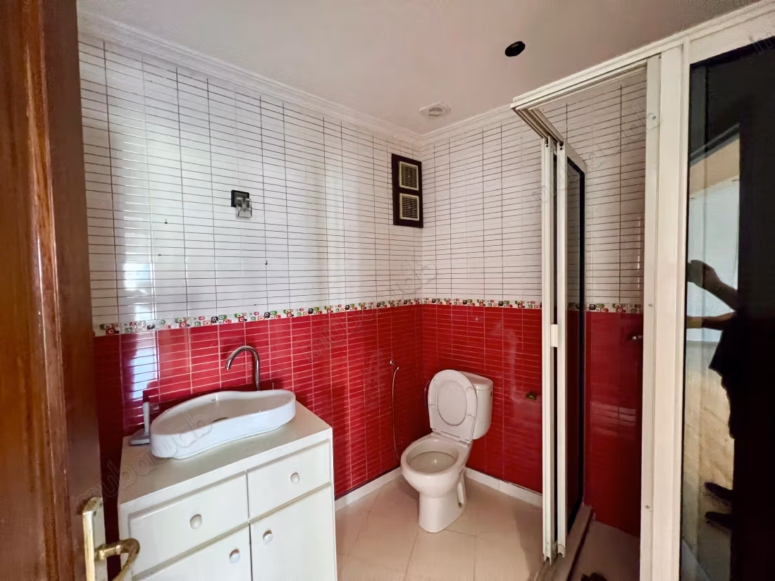 Appartement en location à Maârif Extension. 
Superficie 156 m². 
Cheminée et concierge