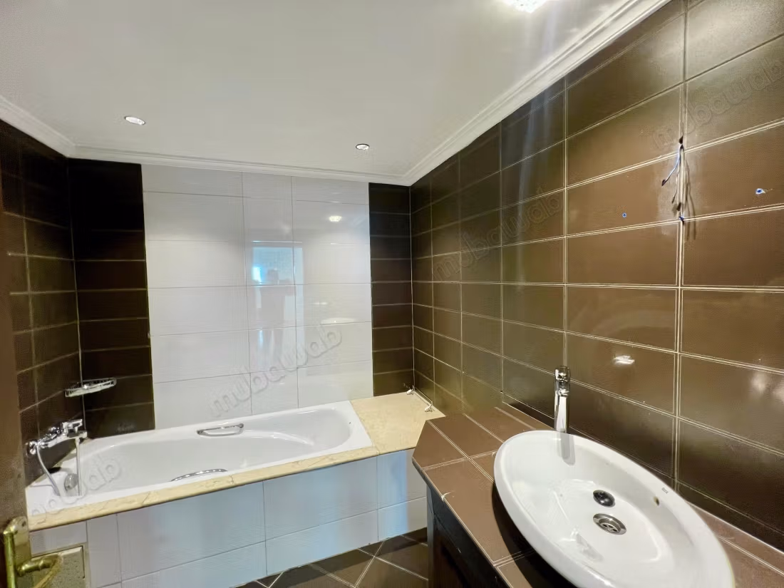Appartement en location à Maârif Extension. 
Superficie 156 m². 
Cheminée et concierge