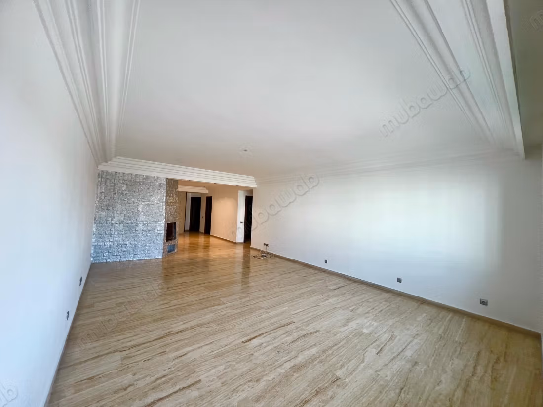 Appartement en location à Maârif Extension. 
Superficie 156 m². 
Cheminée et concierge