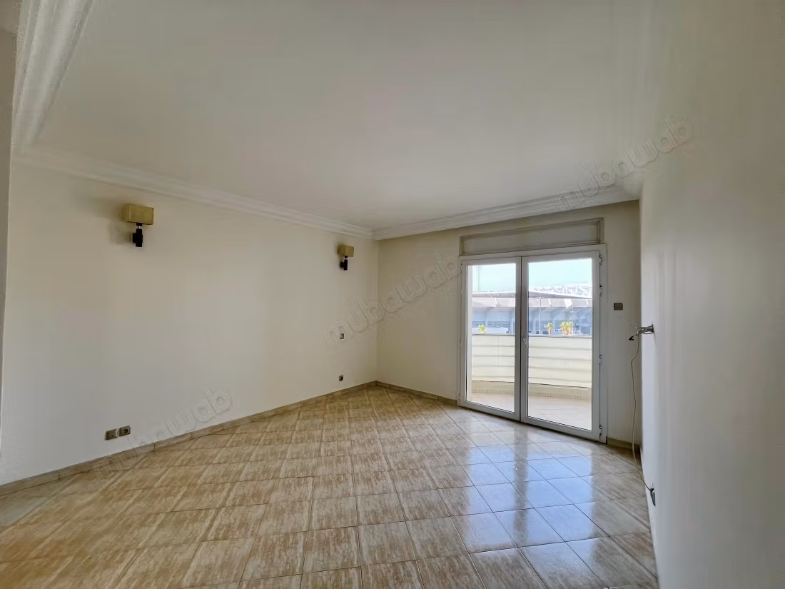 Appartement en location à Maârif Extension. 
Superficie 156 m². 
Cheminée et concierge