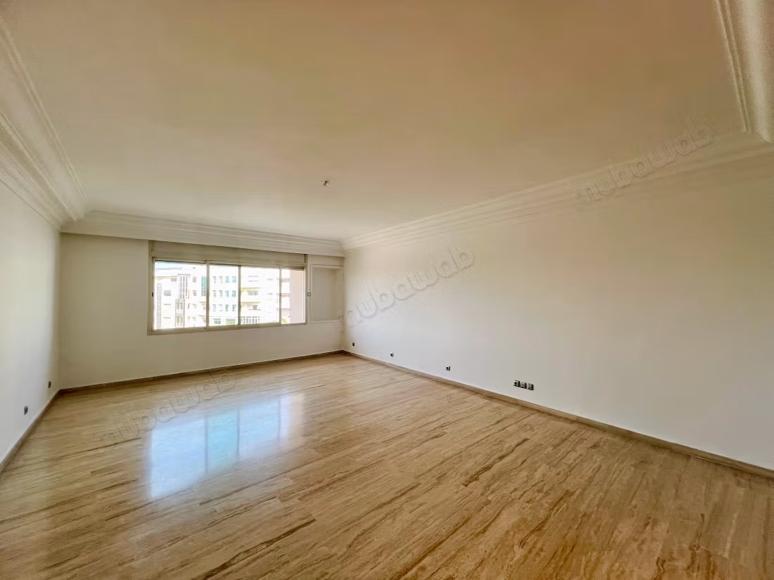 Appartement en location à Maârif Extension. 
Superficie 156 m². 
Cheminée et concierge