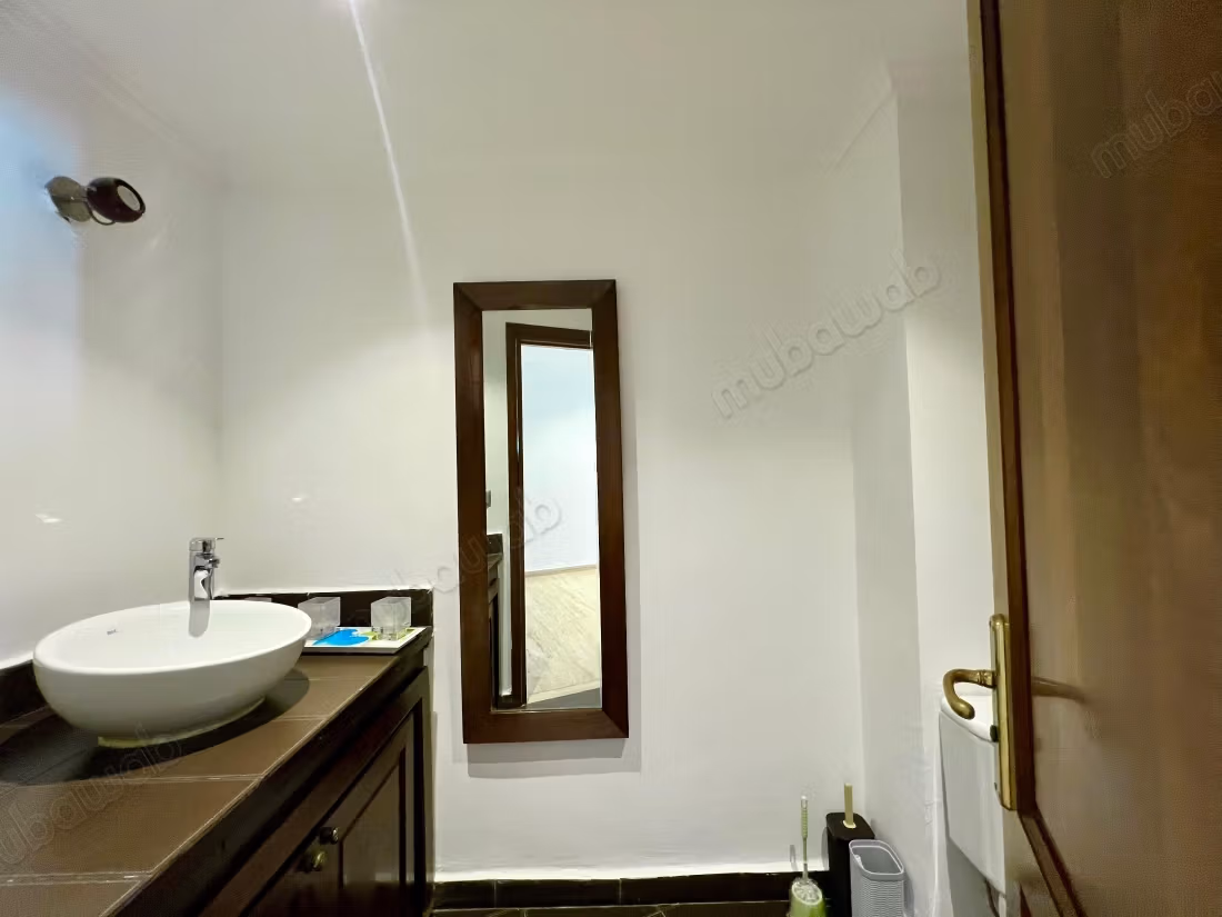 Appartement en location à Maârif Extension. 
Superficie 156 m². 
Cheminée et concierge