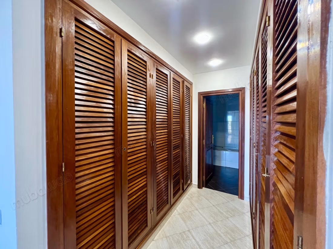 Appartement en location à Maârif Extension. 
Superficie 156 m². 
Cheminée et concierge