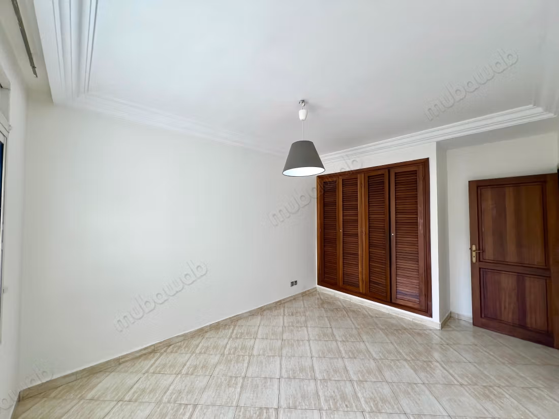 Appartement en location à Maârif Extension. 
Superficie 156 m². 
Cheminée et concierge