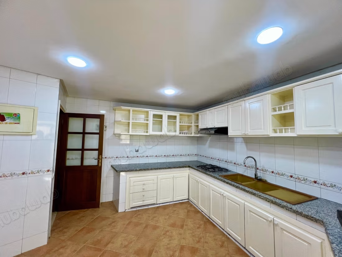 Appartement en location à Maârif Extension. 
Superficie 156 m². 
Cheminée et concierge