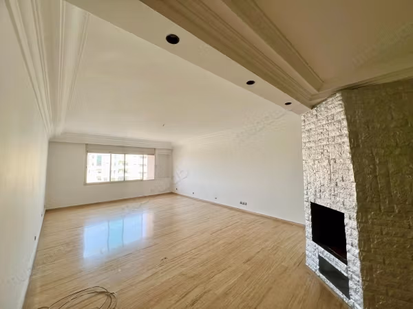 Appartement en location à Maârif Extension. 
Superficie 156 m². 
Cheminée et concierge