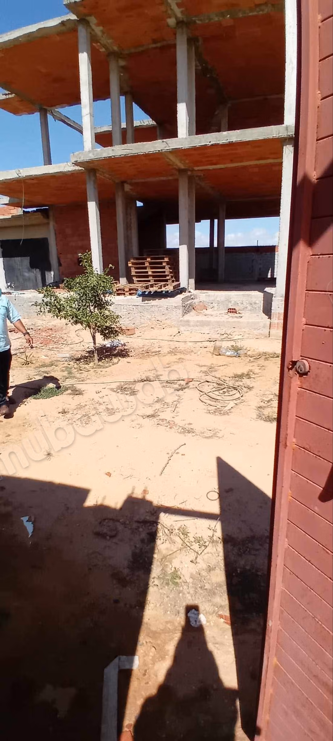 À Vendre: Terrain Clôturé avec Carcasse