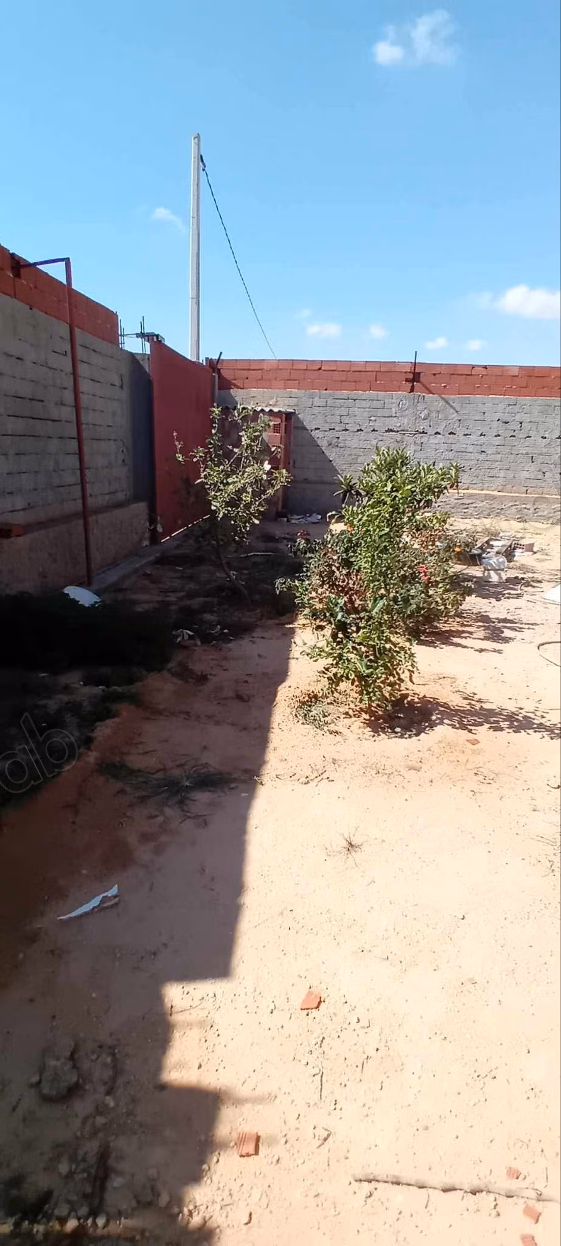 À Vendre: Terrain Clôturé avec Carcasse