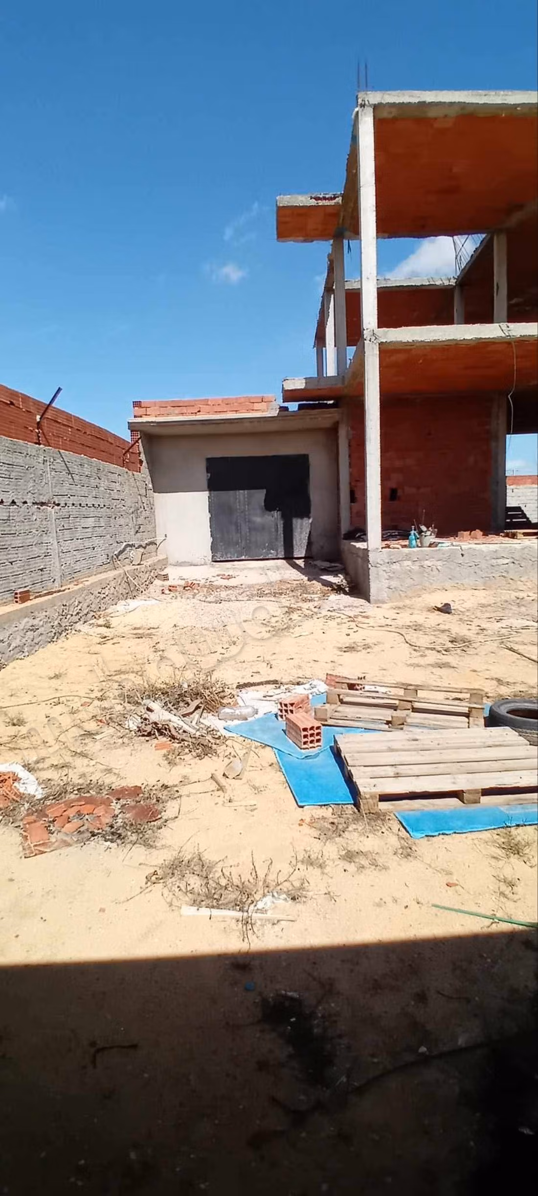 À Vendre: Terrain Clôturé avec Carcasse