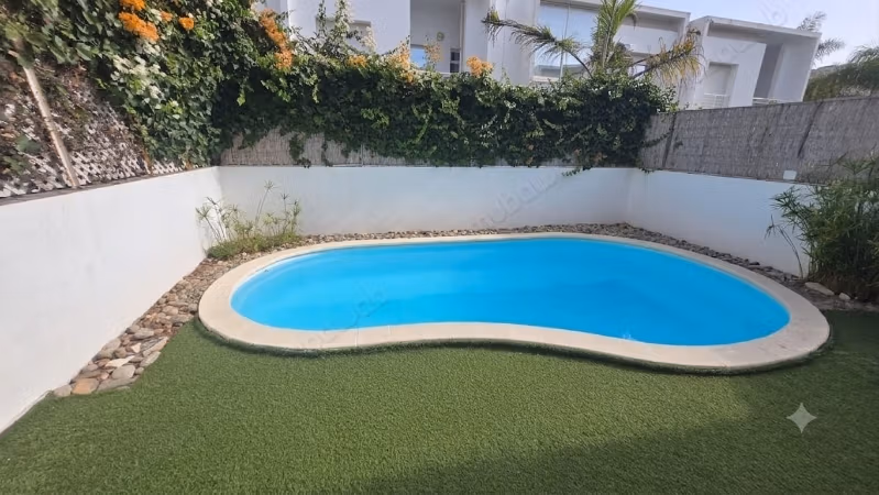 Magnifique villa à louer vide située à Dar Bouazza dans une résidence sécurisée. Surface de 240 m². Piscine, climatisation