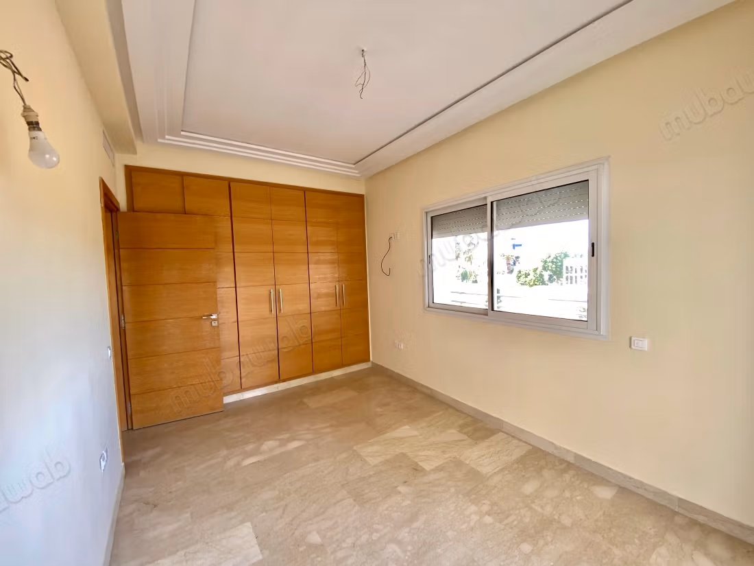 Appartement en location à Souissi. 3 chambres agréables. Ascenseur et terrasse