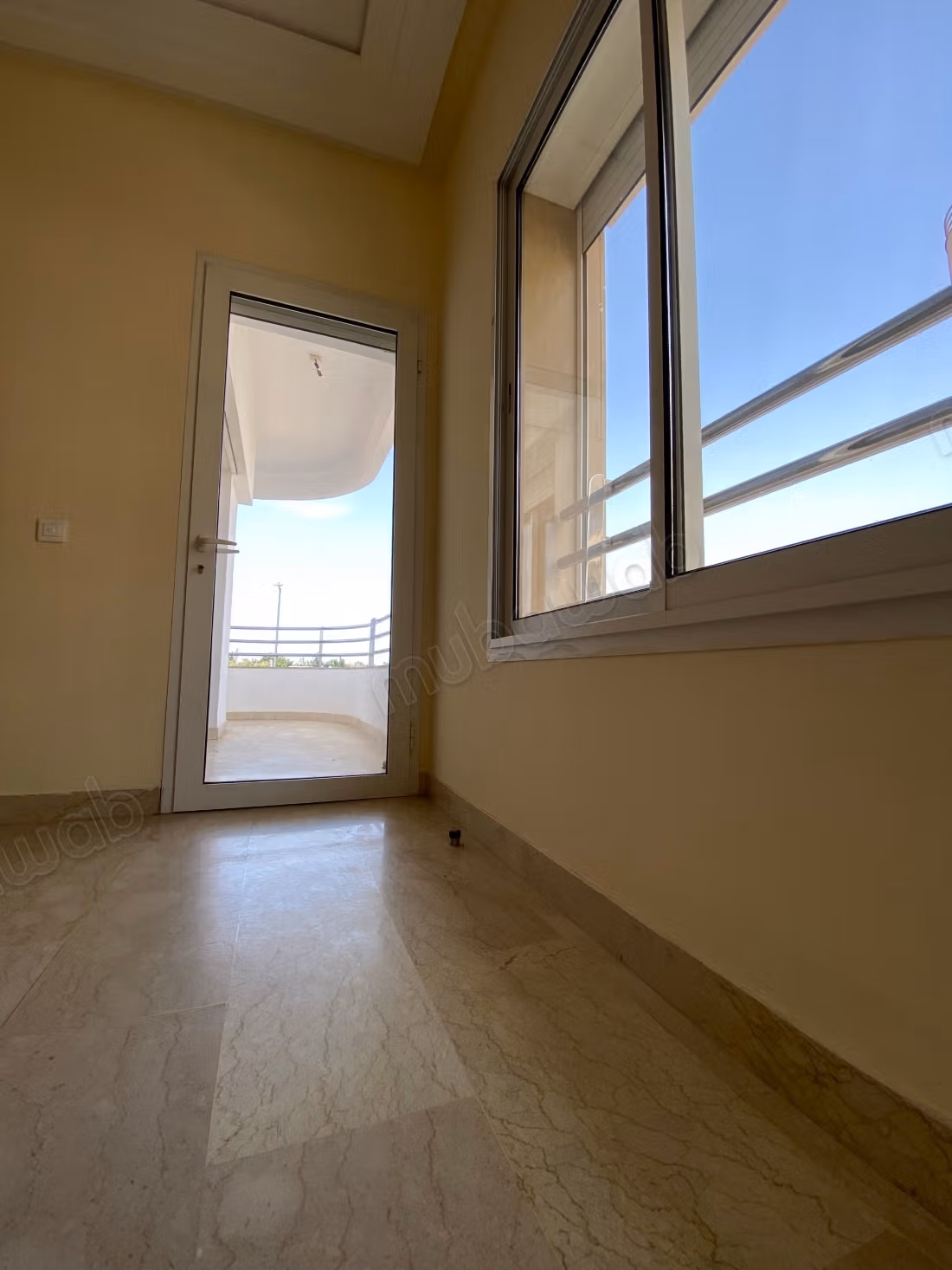 Appartement en location à Souissi. 3 chambres agréables. Ascenseur et terrasse