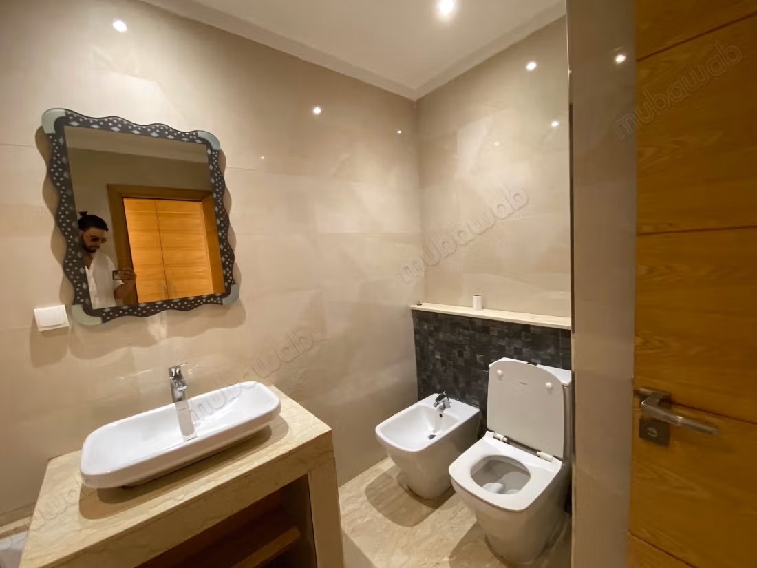 Appartement en location à Souissi. 3 chambres agréables. Ascenseur et terrasse