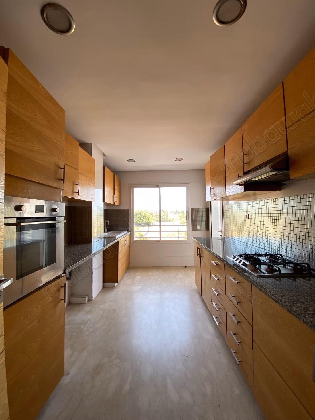 Appartement en location à Souissi. 3 chambres agréables. Ascenseur et terrasse