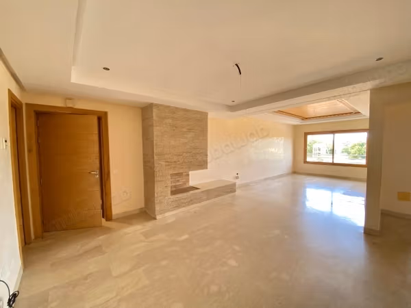 Appartement en location à Souissi. 3 chambres agréables. Ascenseur et terrasse