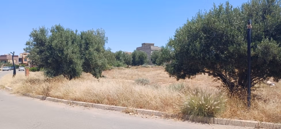 À vendre terrain de standing en résidence fermée