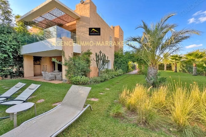 Villa de 745m², en résidence Golfique, avec VNA
