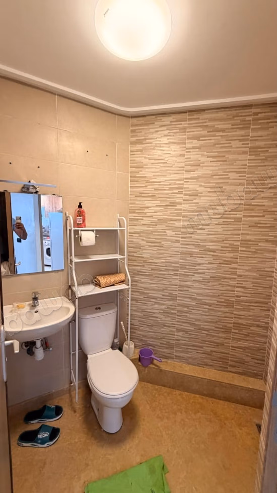 Bel appartement en location à Anza. 1 Pièce. Salon européen
