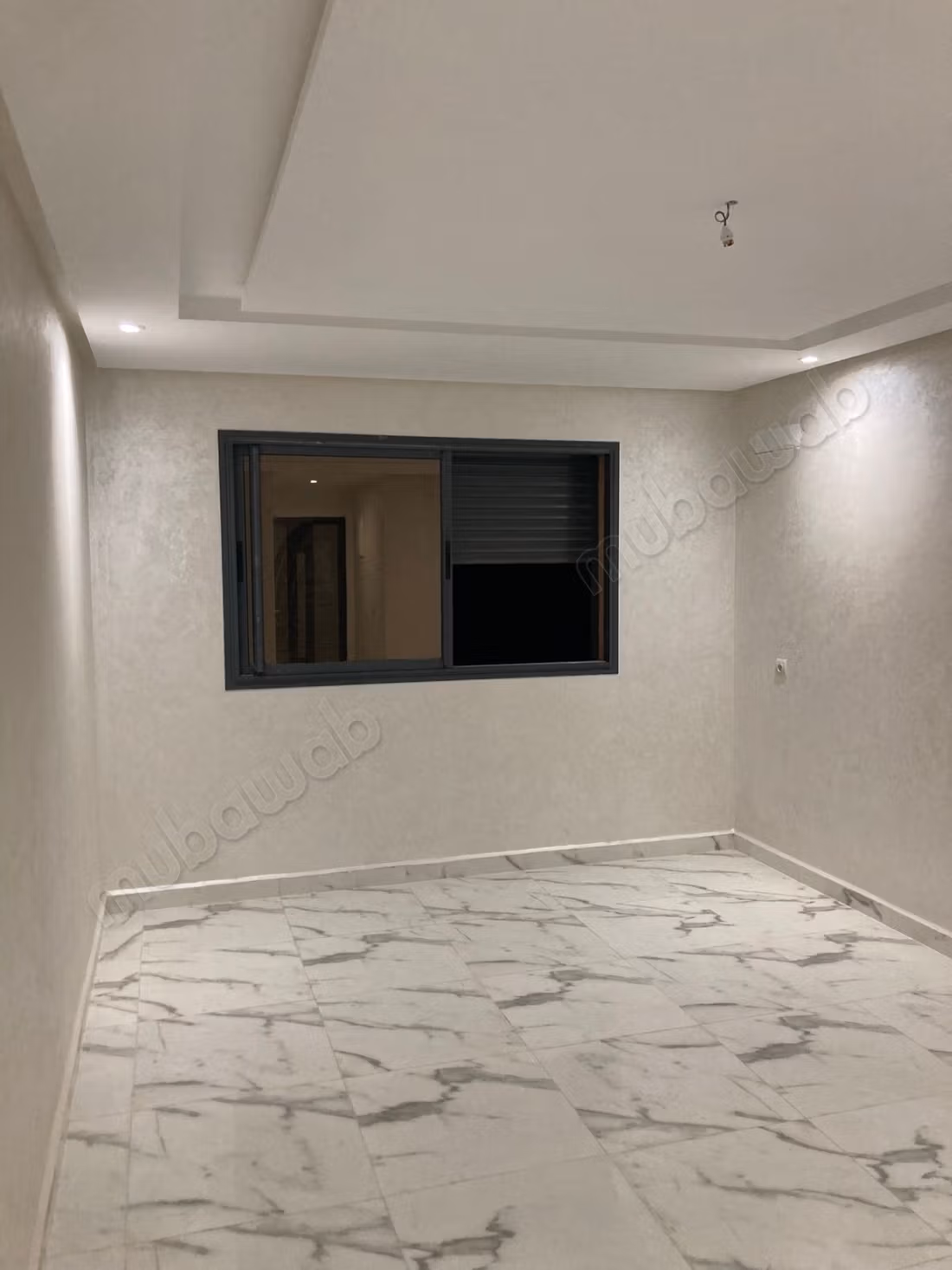 Bel appartement en location à Route Casablanca. 
2 chambres. 
Avec garage et ascenseur