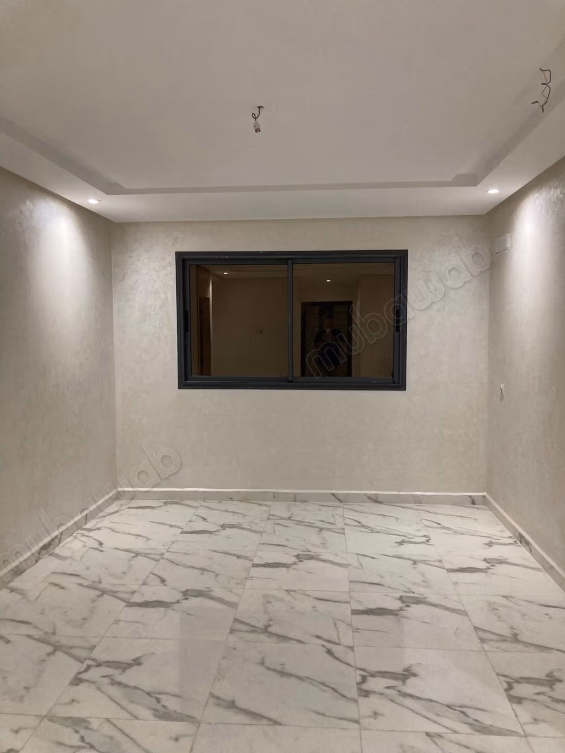 Bel appartement en location à Route Casablanca. 
2 chambres. 
Avec garage et ascenseur