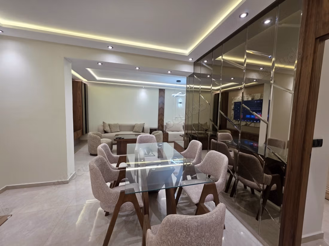 Bel appartement en location à Mozart. 
Surface de 124 m². 
Meublé