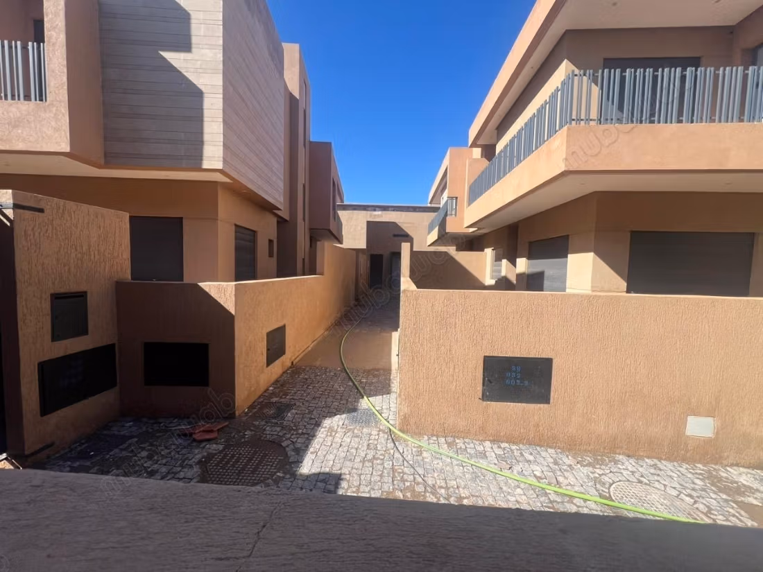 Magnifica villa a Chrifia. 2 camere confortevoli. Ascensore e posti auto e giardino di 150m2.