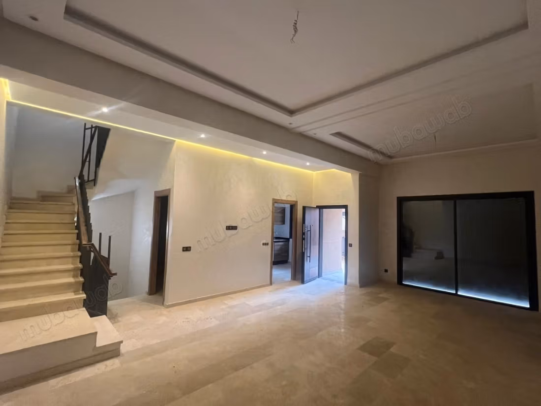 Magnifica villa a Chrifia. 2 camere confortevoli. Ascensore e posti auto e giardino di 150m2.