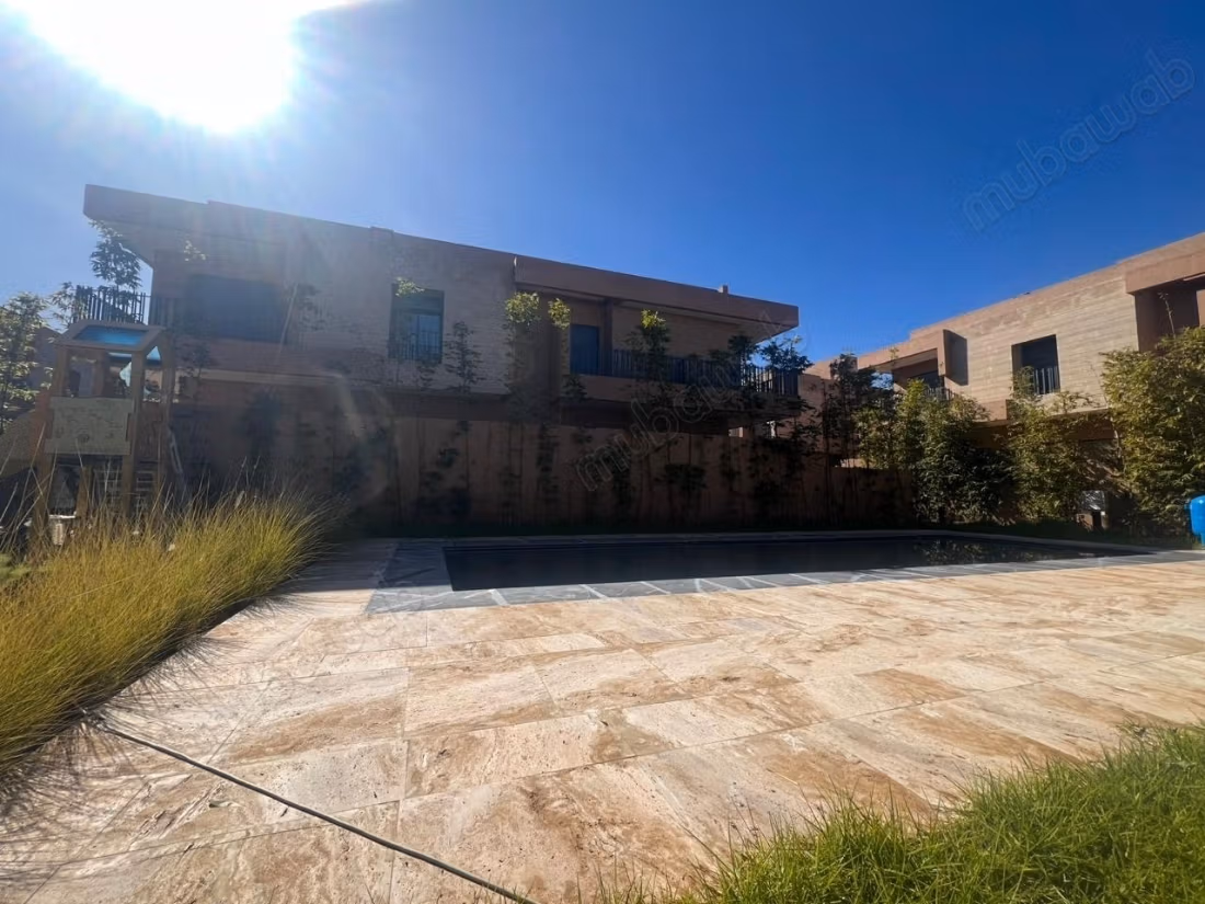 Magnifica villa a Chrifia. 2 camere confortevoli. Ascensore e posti auto e giardino di 150m2.