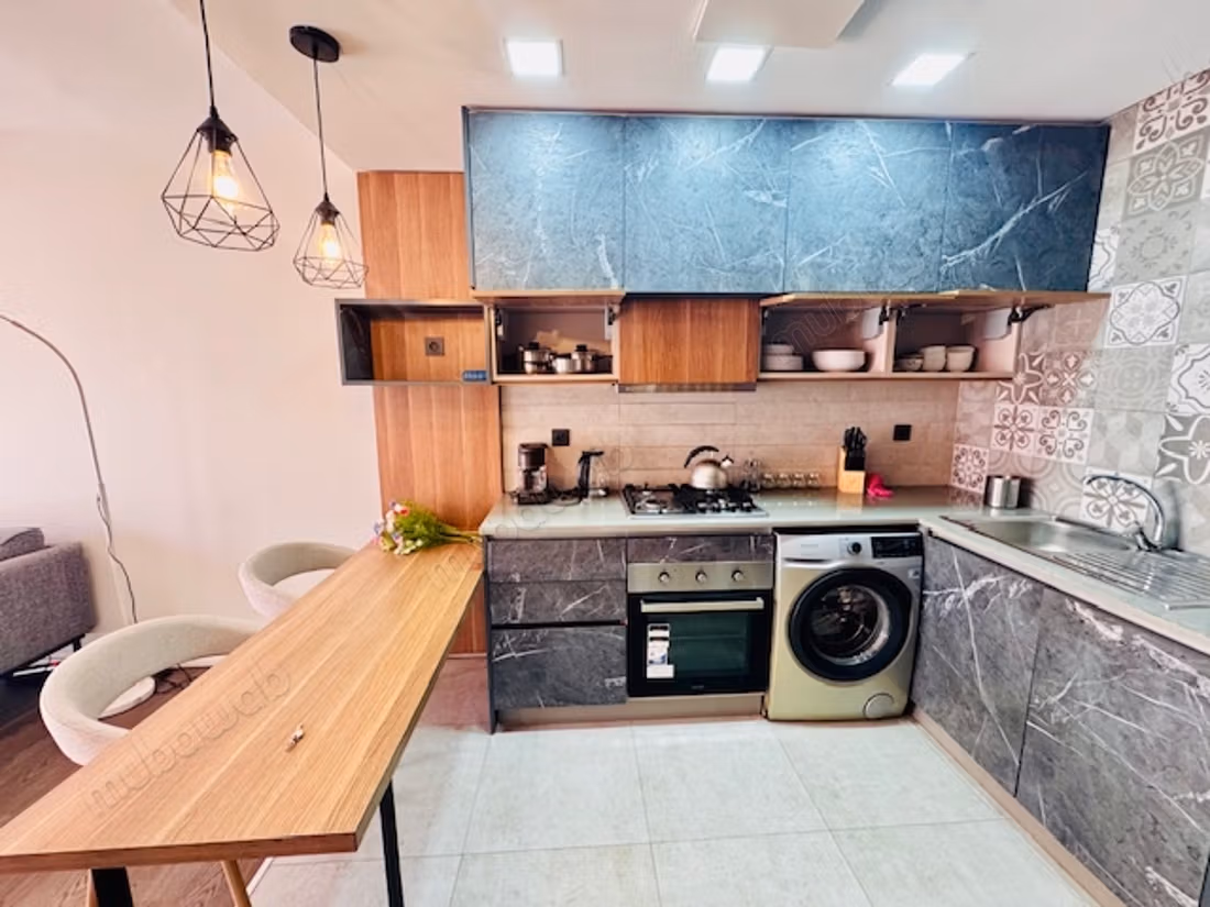 Louez cet appartement à Mers Sultan. 
1 chambre. 
Bien meublé