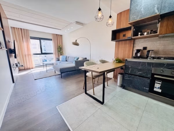 Louez cet appartement à Mers Sultan. 
1 chambre. 
Bien meublé