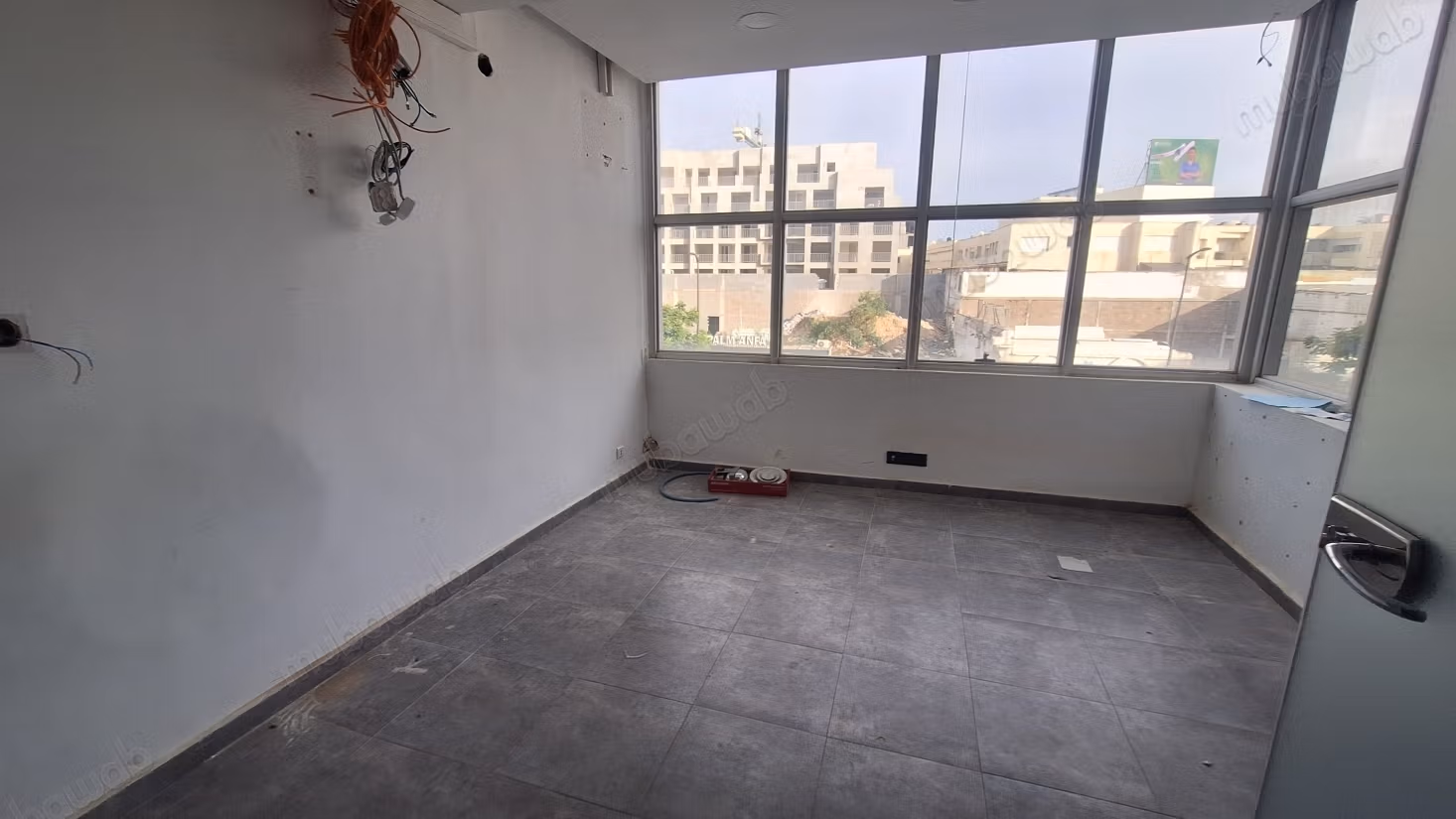 Bureaux à louer à CIL Hay Salam. Surface totale 109 m². Ascenseur et garage