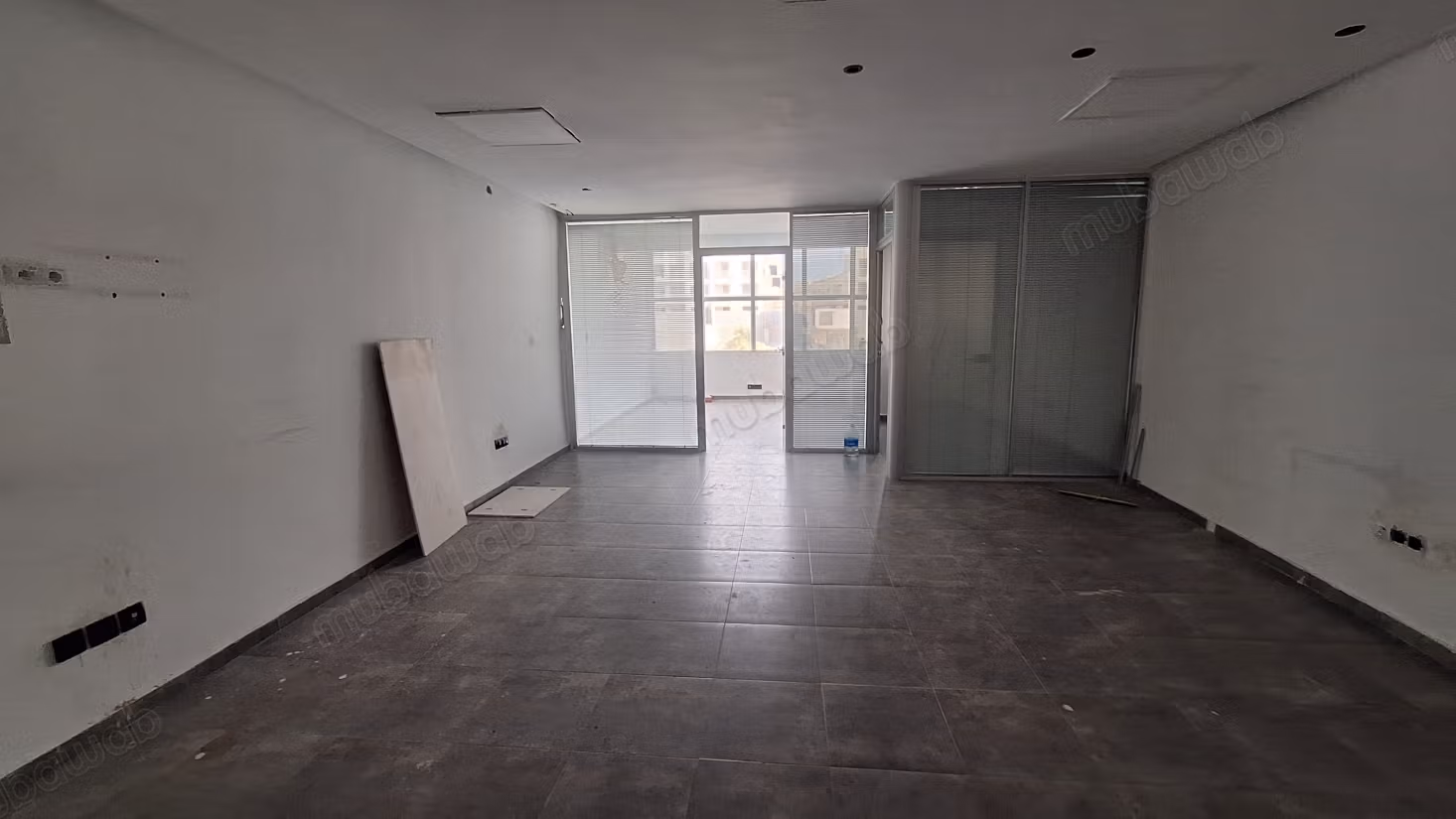 Bureaux à louer à CIL Hay Salam. Surface totale 109 m². Ascenseur et garage