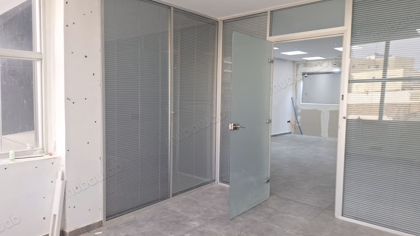 Bureaux à louer à CIL Hay Salam. Surface totale 109 m². Ascenseur et garage